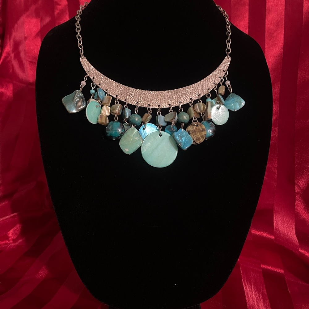 EUC Elegant Turquoise and Silver Tone Necklace